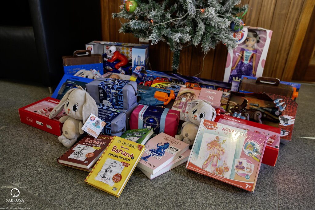 Funcionários municipais doam presentes para a campanha “Um Natal Mais Feliz”