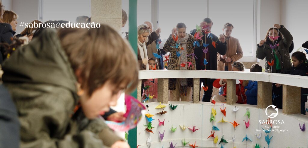Crianças coloriram o átrio da Câmara com um apelo pela paz