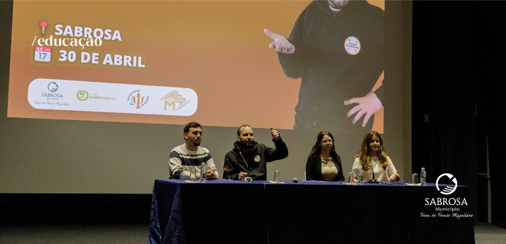 Alunos do 9º ano e Secundário receberam Podcast universitário ao vivo no Auditório Municipal