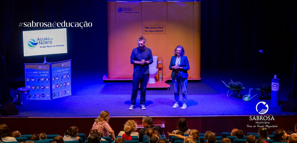 Peça de teatro “Não Deites Tudo por Água Abaixo” sensibilizou crianças sobre o tratamento e prese...